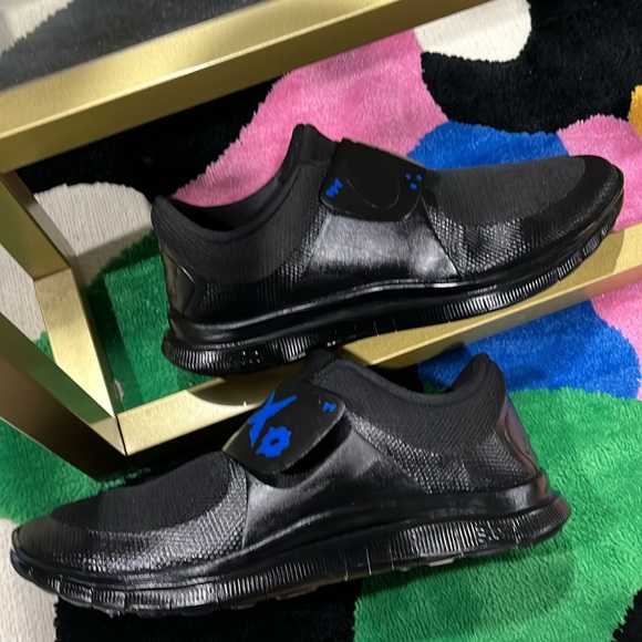 Black custom made Nike for men they were plain white but it was time for change - Picture 4 of 5